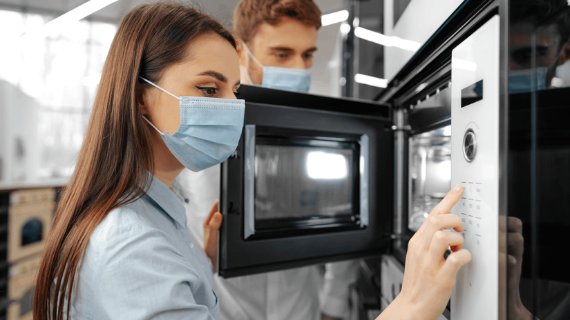 No Brasil, o Inmetro realiza testes rigorosos em novos micro-ondas para assegurar que não emitam radiações perigosas ou apresentem outros riscos em uso normal. Isso reforça a confiança na segurança dos aparelhos disponíveis no mercado.

Mesmo em caso de vazamentos, a radiação de micro-ondas tem penetração limitada no tecido humano, especialmente em áreas com muita água, como a pele.

A principal preocupação seria o aquecimento do corpo e possíveis queimaduras, exigindo exposição extrema.

Fotos: Reprodução/Freepik