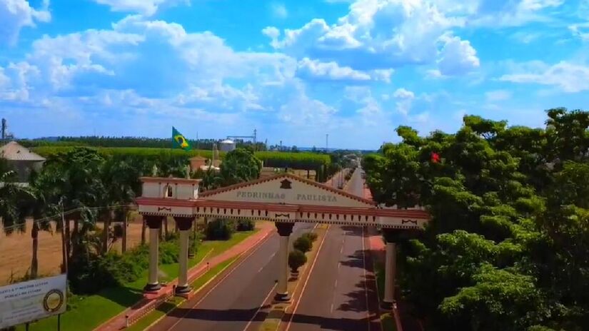 Em várias áreas da cidade é possível ver a bandeira da Itália | Reprodução YouTube | MAM - AERO DRONE IMAGENS AÉREAS 