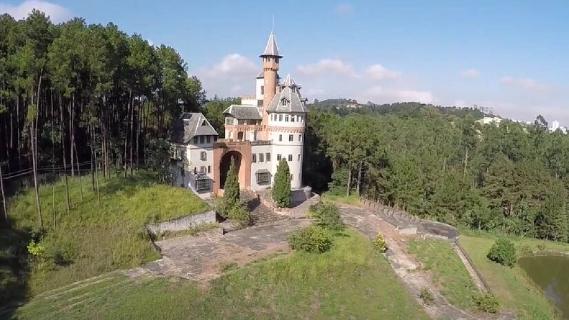 O castelo fica na Estrada Bezerra de Menezes, 800, no bairro Torrão de Ouro II |Reprodução YouTube | GoSelfie Imagens Aéreas com Drone