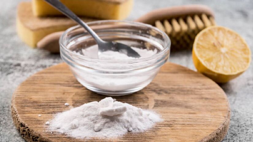 O bicarbonato de sódio é um produto versátil; uma de suas funções consiste em neutralizar odores na geladeira | Freepik