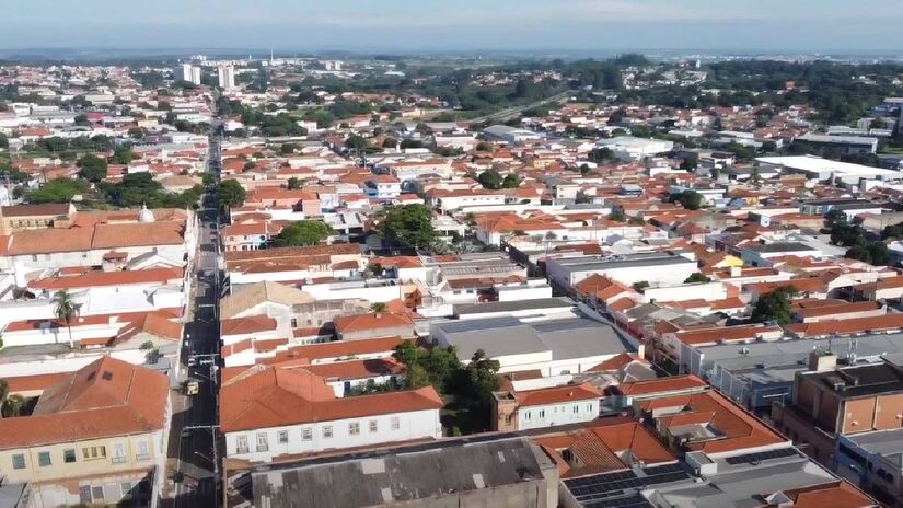 Itu também é conhecida como a "cidade dos exageros" | Reprodução YouTube | Por aí de 4x4 drone