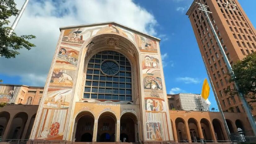 O piso da igreja é feito com desenhos que remetem à água do Rio Paraíba | Reprodução YouTube | Vamos Fugir Blog