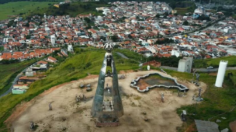 A Igreja possui um Campanário de 13 sinos que representam a família de Maria | Reprodução YouTube | Vamos Fugir Blog