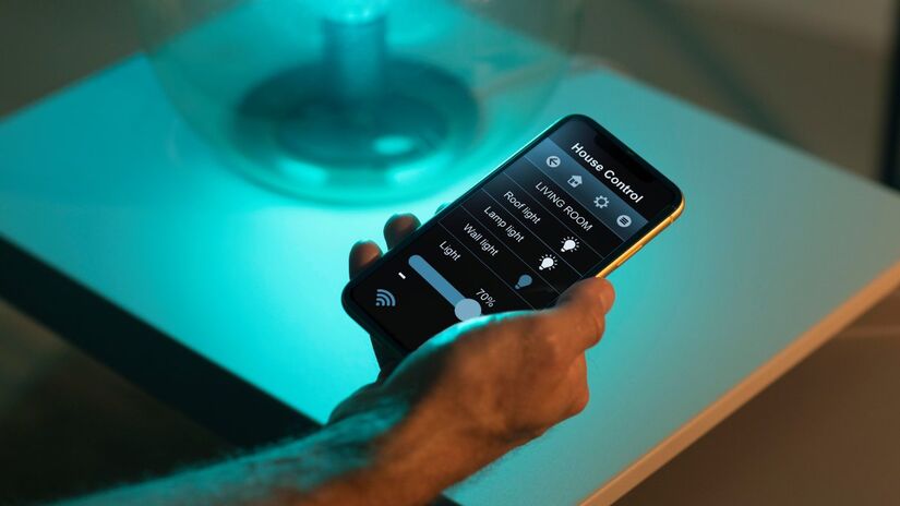 3) Ativar redes emergenciais

Com a compatibilidade e o sistema atualizados, é necessário ativar a função de acesso automático às redes emergenciais. Essa configuração está disponível nos menus "Conexões" ou "Redes móveis". Ao habilitá-la, o aparelho se conectará automaticamente ao serviço via satélite quando não houver sinal tradicional.

Foto: Reprodução/Freepik