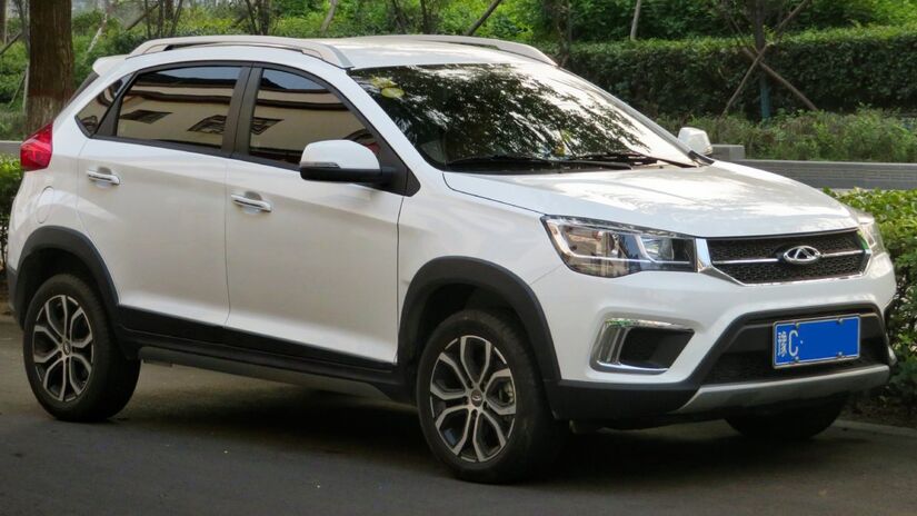 O Chery Tiggo 3x 2022 é o primeiro da lista. Apesar de parecer uma versão melhorada do Tiggo 2, ele enfrenta sérios problemas de revenda. O consultor relata ter ficado sete meses com um no estoque, sem encontrar interessados, demonstrando a baixa procura no mercado.
