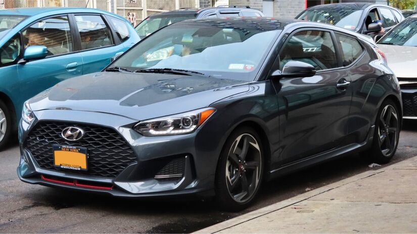 O Hyundai Veloster 2013 é outro carro que o consultor desaconselha, gerando até "vergonha alheia". Apesar do design "muito legal" e características como teto solar panorâmico, seu maior problema reside no nome, "Veloster", que promete velocidade, mas não entrega.