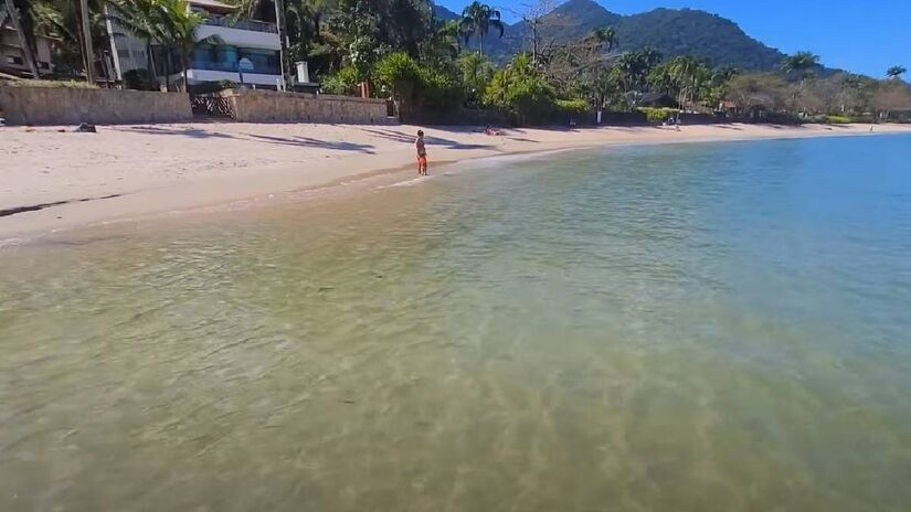 Praia do Lázaro tem mar transparente | Reprodução YouTube | Ubatuba e o mundo