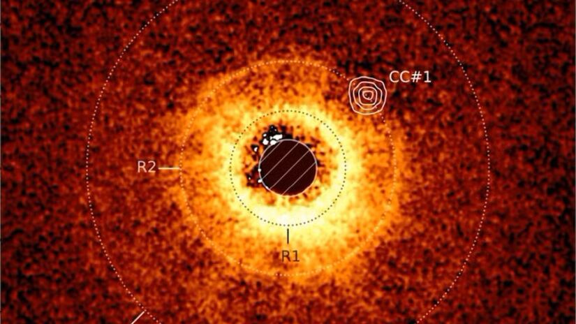 Imagem dos anéis de detritos ao redor da estrela TWA 7  a área vazia no anel sinaliza a presença do exoplaneta (Foto: A.-M. Lagrange et al. / ESO / JWST)
