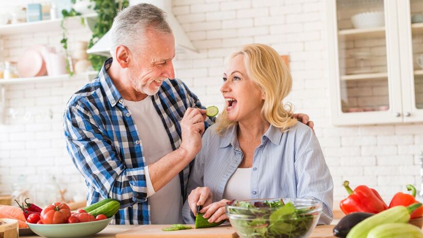Micronutrientes como cálcio e vitamina D também entram em cena para fortalecer músculos e ossos, e a hidratação não pode ser esquecida