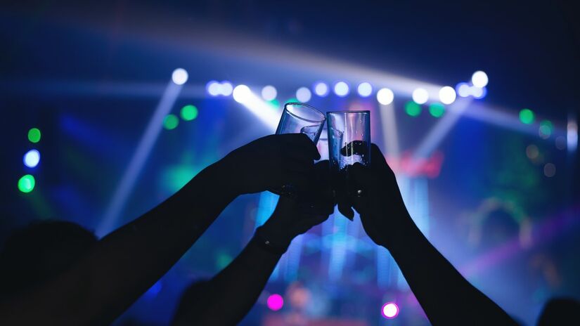 Festas ao amanhecer trocam o álcool por café e disposição antes do trabalho