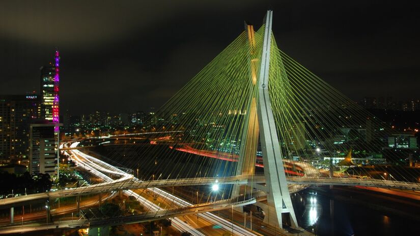Conhecida por ser uma marca para a TV Globo, a Ponte Octávio Frias de Oliveira é apelidada por muitos como a Ponte Estaiada. Localizada na zona sul de São Paulo, a ponte foi inaugurada em 2008 e é um dos principais cartões-postais da cidade.