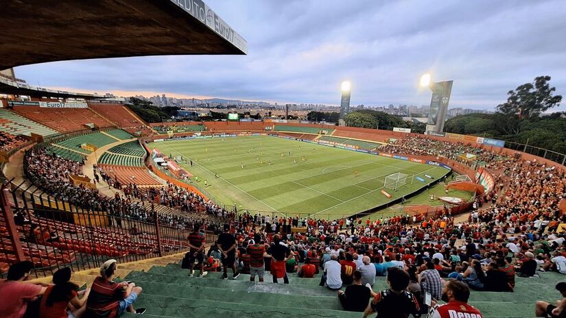 Outro estádio que a galera de São Paulo dá muito apelido é o Canindé. Seu nome oficial é Estádio Dr. Oswaldo Teixeira Duarte, e é um dos estádios mais tradicionais de São Paulo.