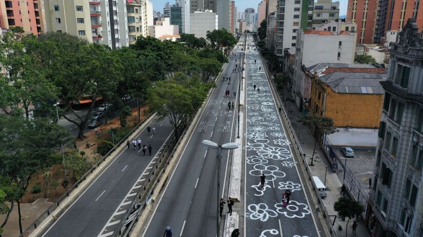 O Elevado Presidente João Goulart, mas chamado por muitos conhecidos Minhocão, é uma das construções mais polêmicas e icônicas de São Paulo. (Fotos: Wikimedia Commons)