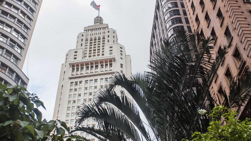 O Edifício Altino Arantes é um dos cartões-postais da cidade de São Paulo. Segundo o São Paulo Secreto, o apelido é Farol Santander. É claro que existem pessoas que o chamam desse jeito, mas a maioria dos comentários falou que o verdadeiro apelido do prédio é Banespão.