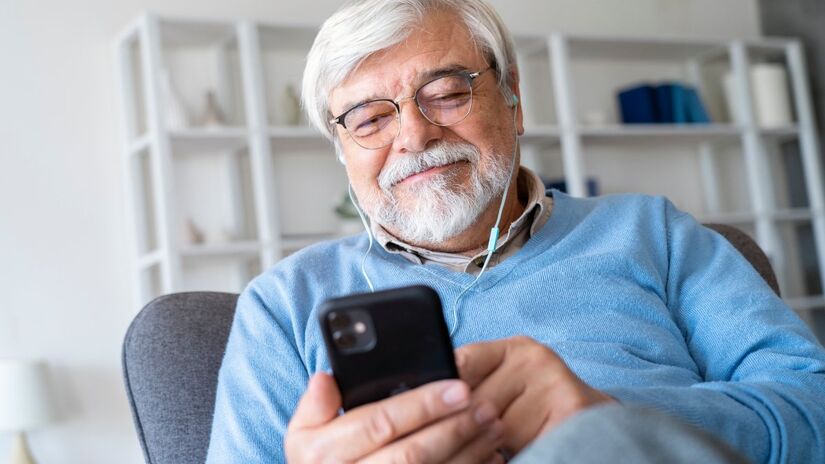 Usar as redes sociais para se conectar com parentes e pessoas queridas é uma boa atividade