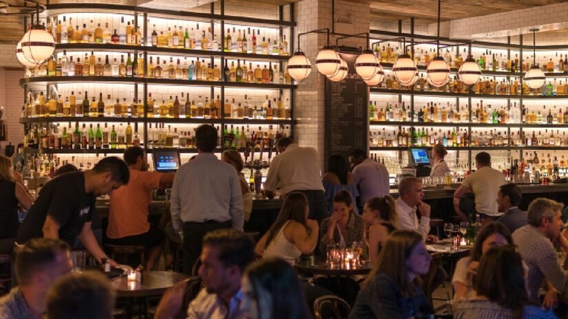 Tente puxar uma cadeira em um bar! Imagem: Marcus Herzberg/Pexels