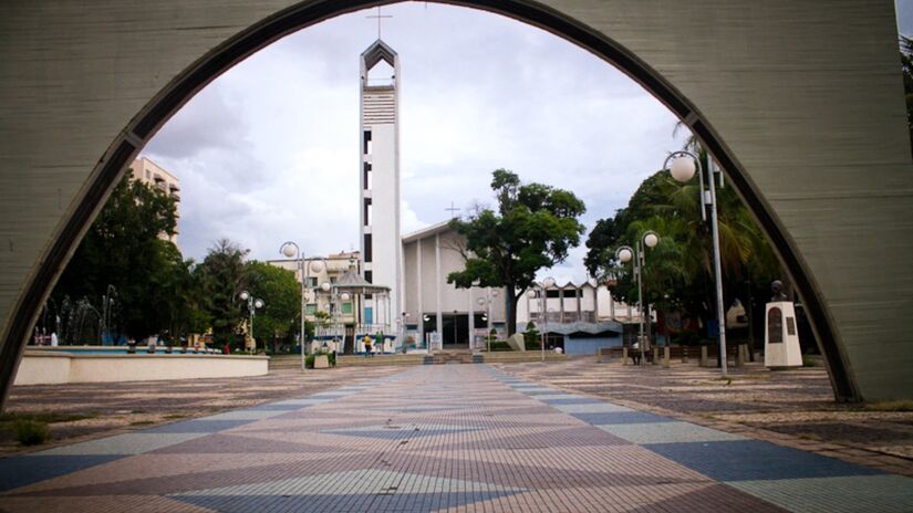 Catedral do Divino Espírito Santo: localizada na Praça Rui Barbosa, impressiona pela arquitetura neogótica, vitrais artísticos e importância religiosa e histórica no centro da cidade. Foto: Wikimedia Commons/Fora do Eixo