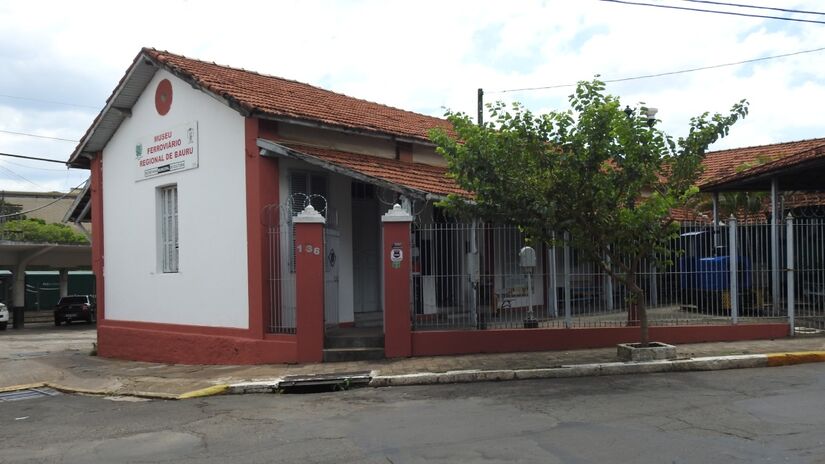 Museu Ferroviário Regional de Bauru: mantém viva a história da ferrovia no interior paulista com acervo de locomotivas, vagões históricos e documentos que mostram o impacto desse transporte no desenvolvimento da região. Foto: Wikimedia Commons/Sturm 