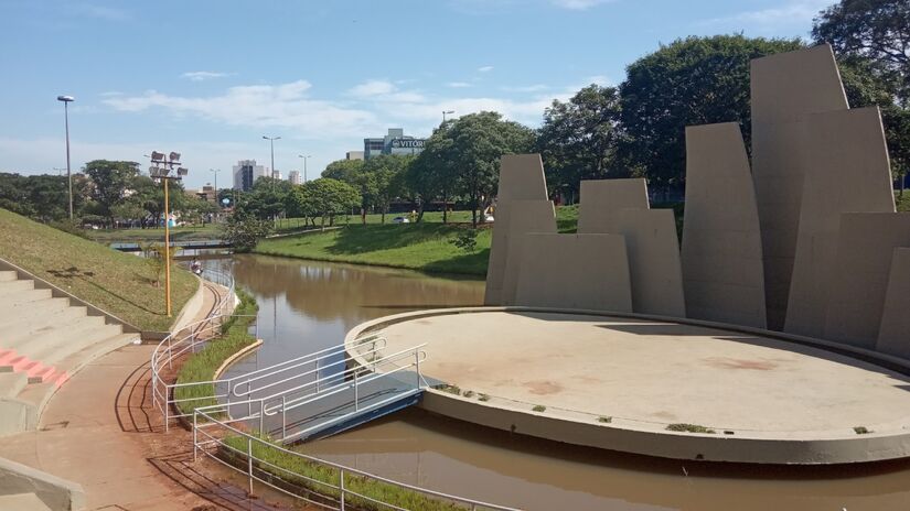 Parque Vitória Régia: área verde de 24 hectares com lagos, pistas de caminhada, Casa da Cultura e o Aquário Municipal; ideal para lazer, piqueniques, atividades físicas e eventos culturais. Foto: Wikimedia Commons/EricaAzzellini 