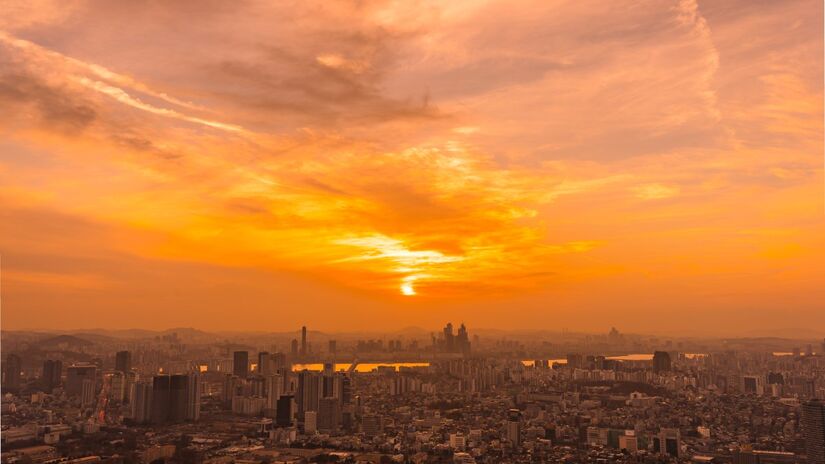 Fenômeno que colore o horizonte revela desequilíbrio no ar e riscos à saúde (Fotos: Freepik)