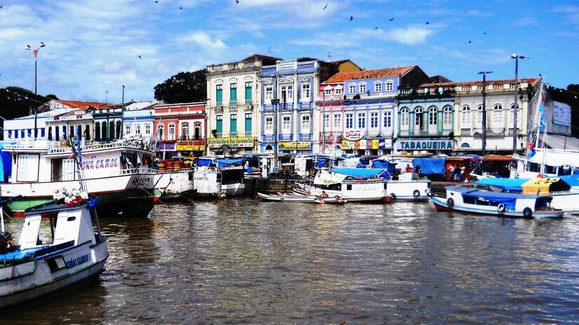 Com rios, ilhas e mercados vibrantes, Belém encanta visitantes do mundo todo. (Fotos: Wikimedia Commons)