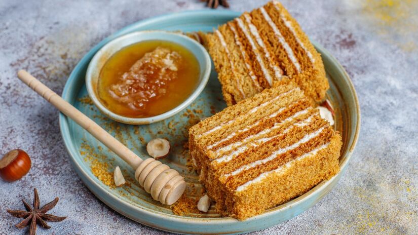 Com muitos benefícios para a saúde, o consumo desse ingrediente de forma equilibrada é incentivado por diversos cientistas, mas, além disso, ele também é muito usado no preparo de receitas deliciosas, como pão de mel, creme de mel e mel picante.