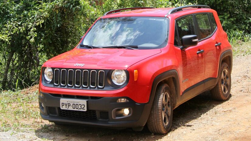 O Jeep Renegade 1.8 Flex 2019 é um carro que o consultor chegou a ter e se arrependeu. Ele relata uma vergonha ao atolar com o veículo em um local simples, demonstrando que, apesar de ser um Jeep, ele não é um "Jeep raiz", mas sim um "Jeep de shoping".
