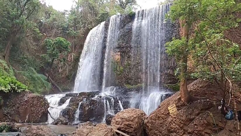 Para os interessados em uma cachoeira rústica, em que o foco da atração é somente a natureza, a indicação é a Cachoeira Astor. Sua bela queda de 28 metros - (Reprodução/YouTube)