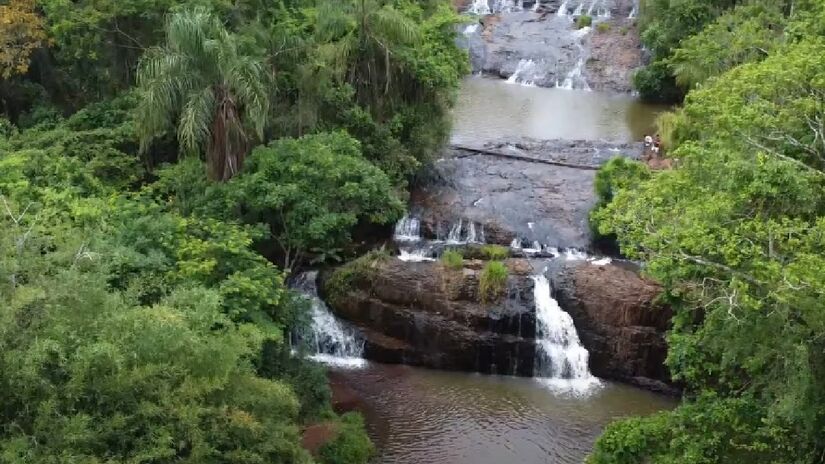 Cachoeira do Escorregador: nesta cachoeira, a sequência de pedras em desnível por onde a água corre é de cerca de 80 metros de extensão - (Reprodução/YouTube)