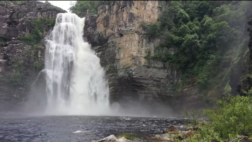 Chapada dos Veadeiros apresenta cachoeiras cristalinas em meio ao Cerrado (Fotos: Reprodução/Youtube)