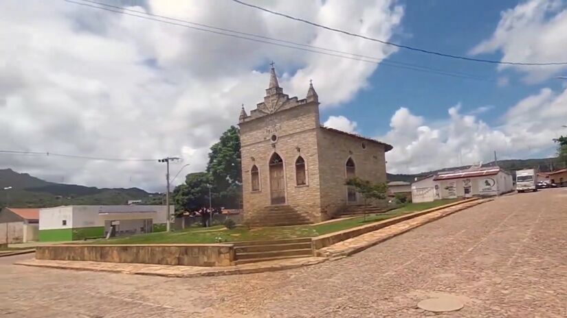 Uma cidade onde o passado resiste nas construções e a natureza molda os caminhos (Fotos: Reprodução/Youtube)