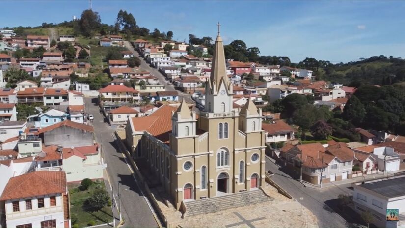 Bem acolhedora, Maria da Fé, oferece azeites artesanais e artesanato feito com fibra de bananeira 
