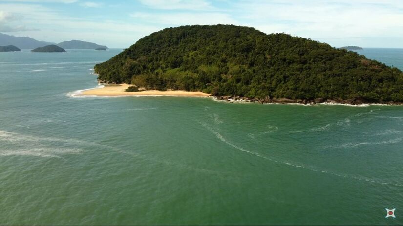 Travessia rápida de barco leva da Praia do Prumirim até a ilha