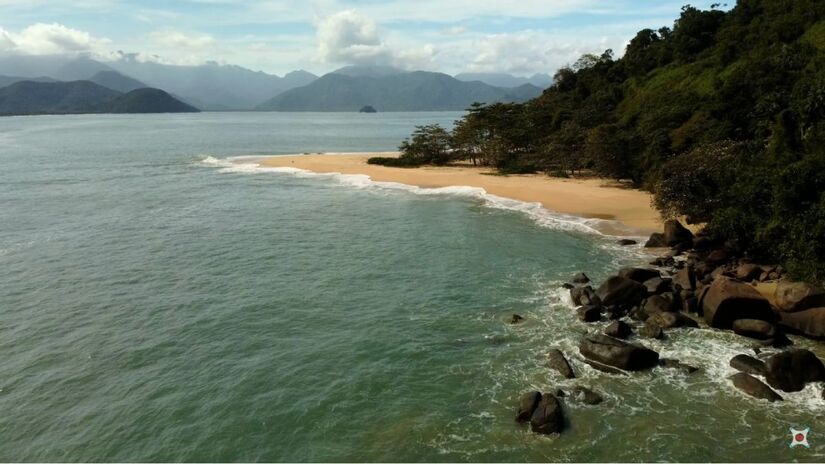 Mar cristalino e areia branca tornam a Ilha do Prumirim um refúgio único.