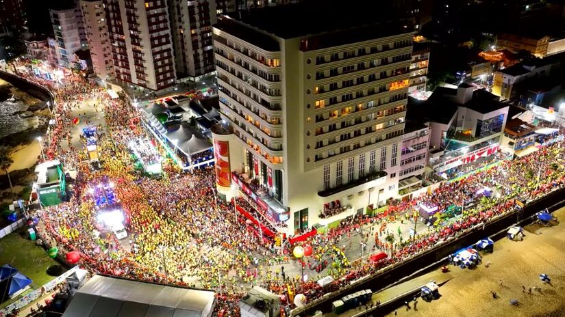 Jornal compara Carnaval baiano com folia carioca e diz que não há disputa