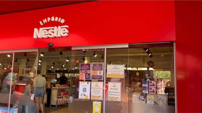 O Empório Nestlé encerra o tour com produtos direto da fábrica para o visitante (Fotos: Reprodução/Youtube)