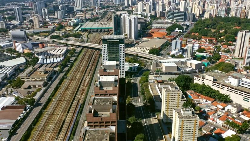 Nomes de bairros como Água Funda e Rio Pequeno ainda carregam lembranças da presença da água na cidade (Fotos: Reprodução/Youtube)
