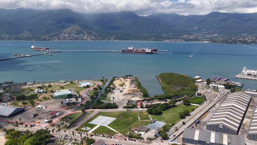 A Praia de Castelhanos só pode ser acessada por barco ou veículo 4×4