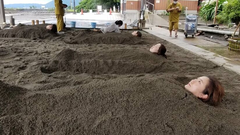 Enterrar o corpo na areia quente é tradição centenária em Beppu