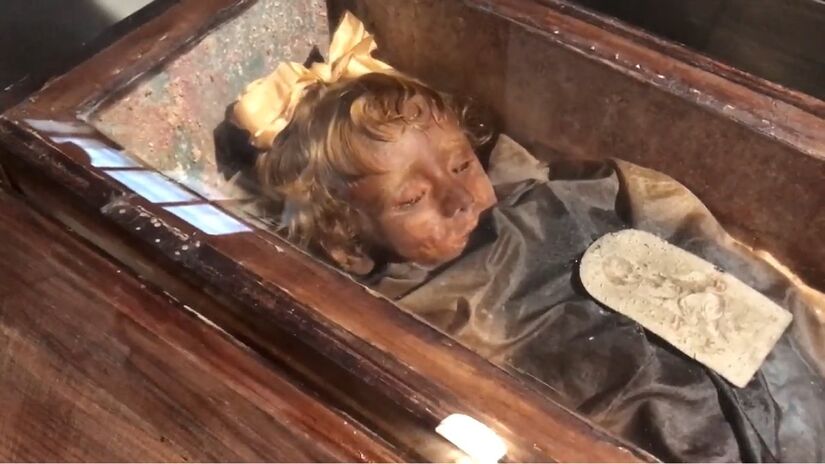Visitantes juram que seus olhos se abrem e fecham, como se piscasse