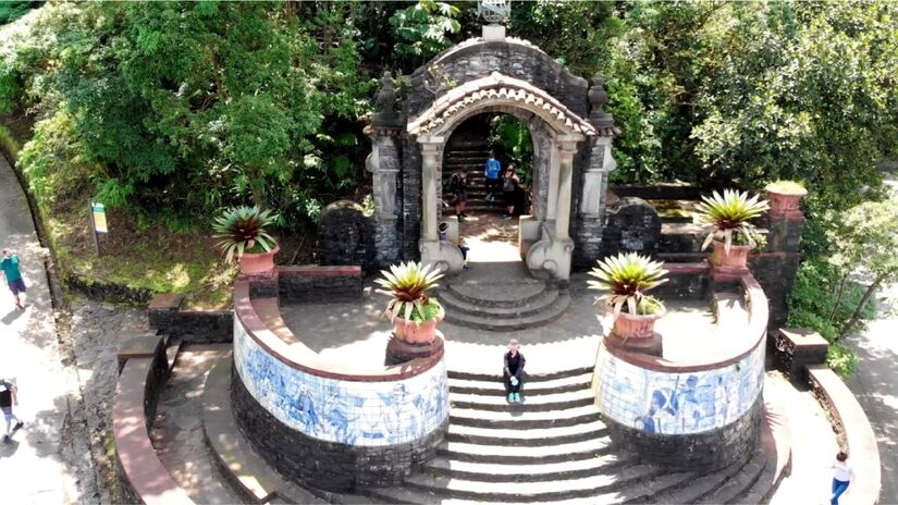 Padrão ou Portal do Lorena foi construído em 1922 e é um dos destaques do caminho (Fotos: Reprodução/Youtube)
