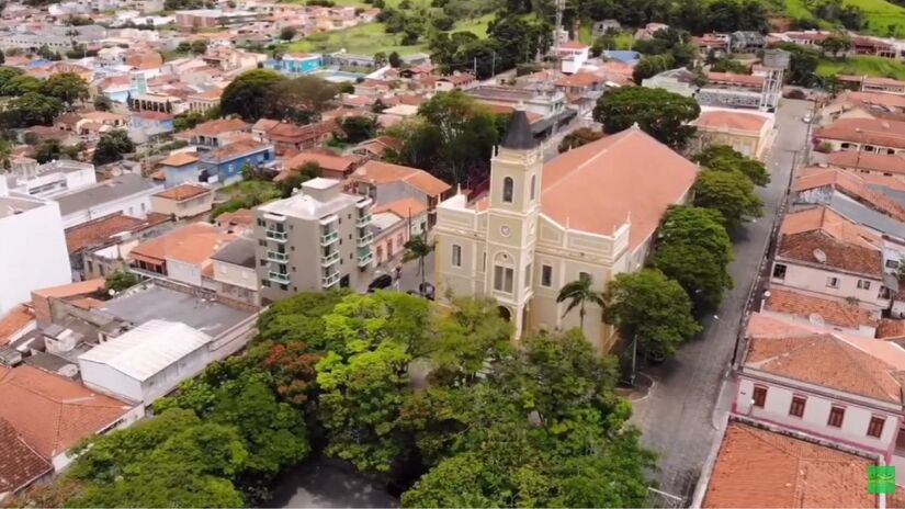 No coração da cidade, a Igreja Matriz de Santo Antônio é o grande símbolo da tradição religiosa e cultural de Piracaia. Com sua arquitetura preservada do século XIX, a igreja e as ruas calmas ao redor transportam os visitantes para uma outra época.

Foto: Reprodução/YouTube