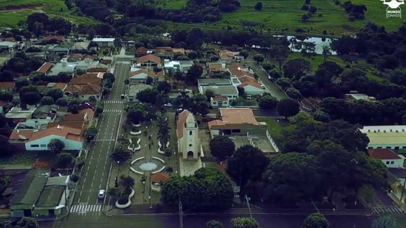 O único ônibus da cidade faz a rota até Paraguaçu Paulista e ainda é gratuito (Fotos: Reprodução/Youtube)