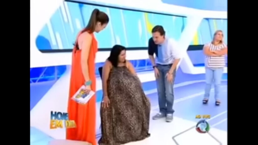 Grávida de Taubaté é desmascarada pela apresentadora Cris Flores.