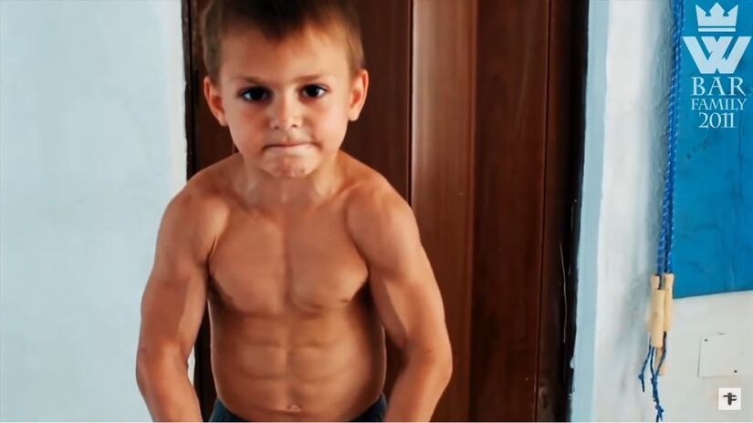Aos 5 anos, Giuliano Stroe ficou conhecido como o "garoto mais forte do mundo"