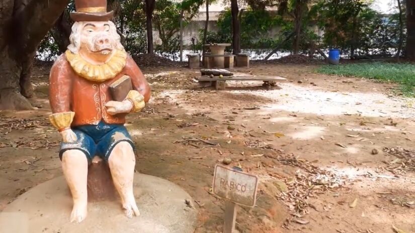 Entre jaqueiras centenárias e personagens famosos, a visita é um mergulho na literatura infantil brasileira