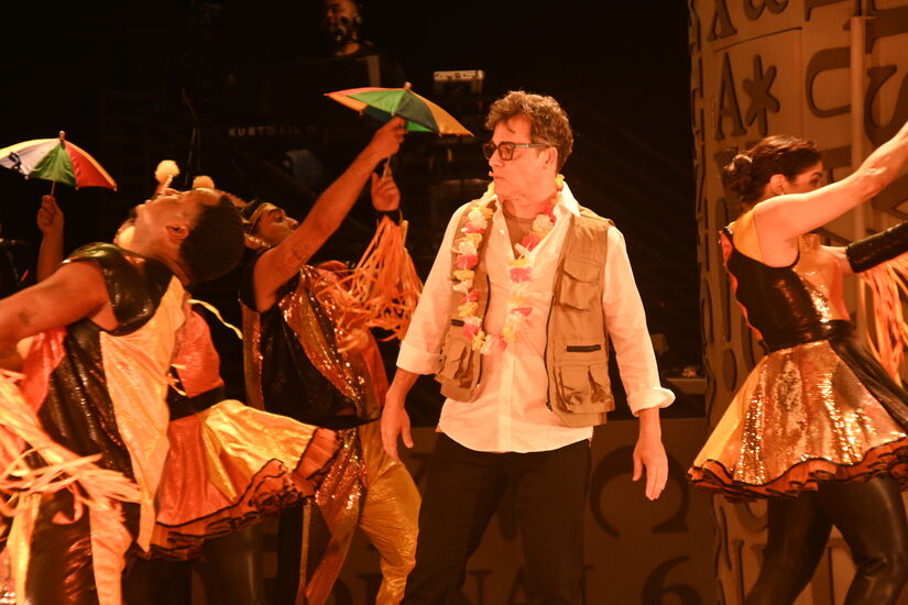 Cláudio Lins interpreta Fabiano, um jornalista desempregado que, em meio ao carnaval de Recife, vive um encontro imaginário com Chatô e embarca em uma viagem no tempo.