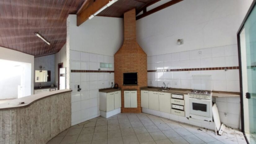 Casa oferece churrasqueira, banheiro, lavado, dormitório, cozinha, área de serviço e escritório.

/Foto: Divulgação
