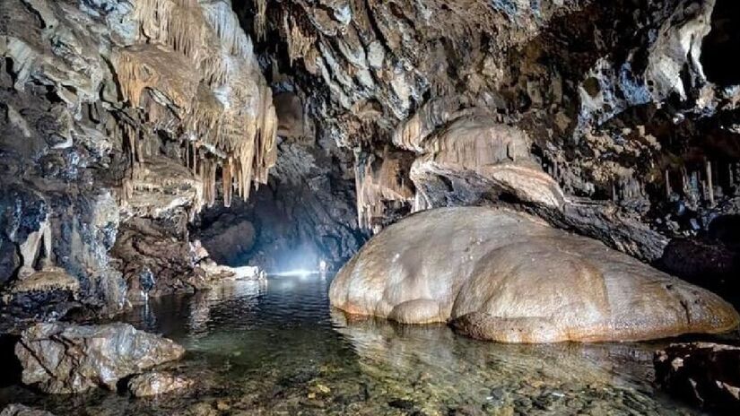 Também conhecida como a Gruta da Tapagem, é a maior caverna do estado de São Paulo. Com seis mil metros de extensão, apenas 600 metros estão disponíveis para que os visitantes possam inspecionar. O local conta com viagem com um guia, que te levará para conhecer as profundezas em uma aventura que te levará quase que ao centro da Terra - (Divulgação/Caverna do Diabo Aventura)