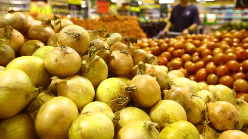 Cebola ficou 25,57% mais barata em relação a junho e quase 60% abaixo do valor do mesmo mês de 2024.
Foto: Reprodução/Redes Sociais